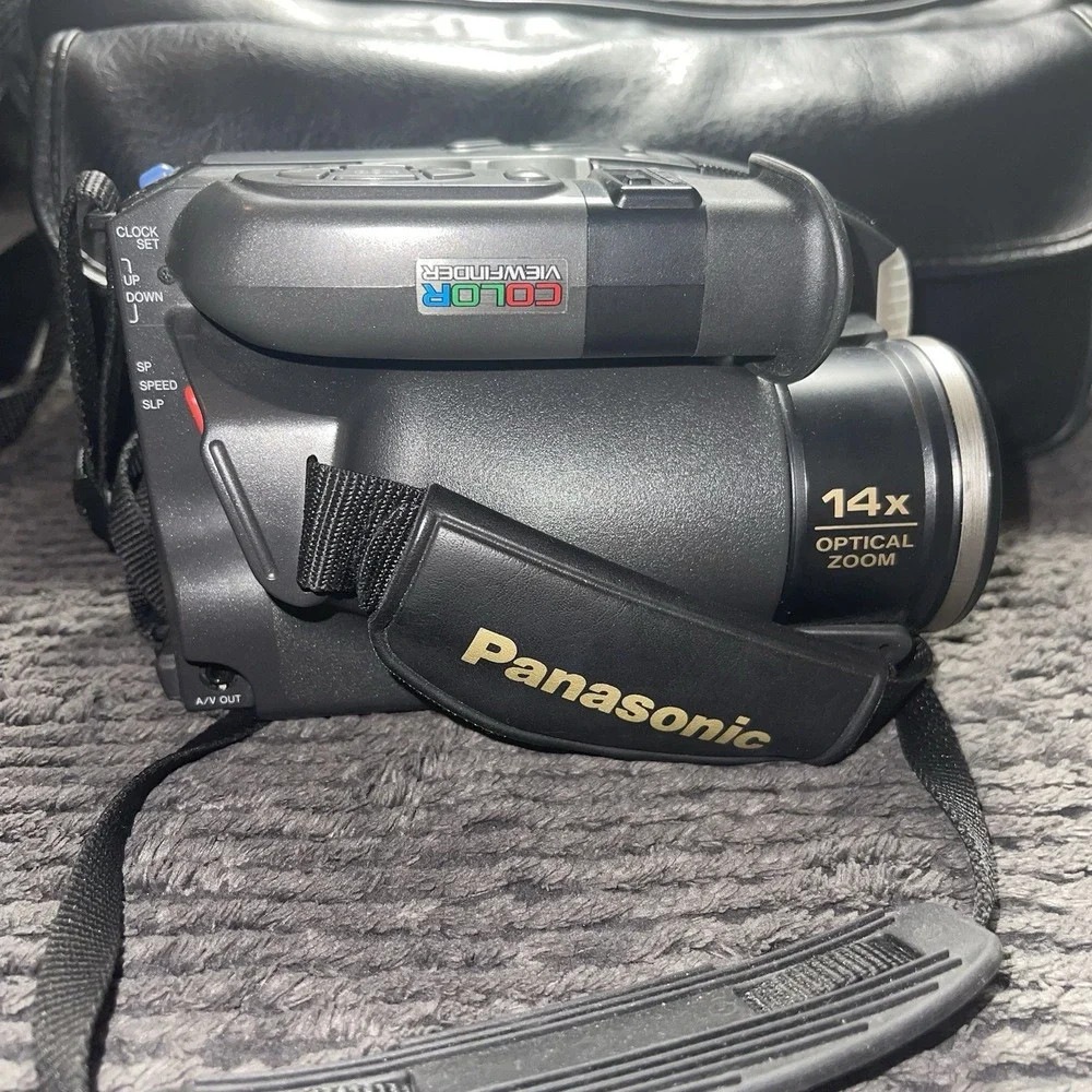 Panasonic‎ PV-A207D VHS-C Camcorder 14x Zoom Palmcorder w/ Bag Bundle